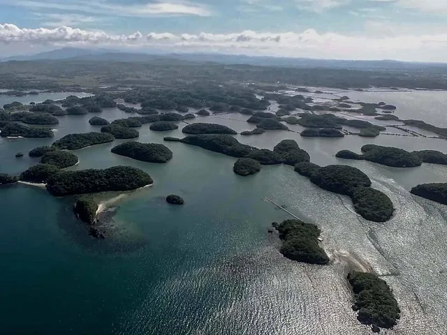 Vista aérea de numerosas islas pequeñas que forman un pintoresco archipiélago costero