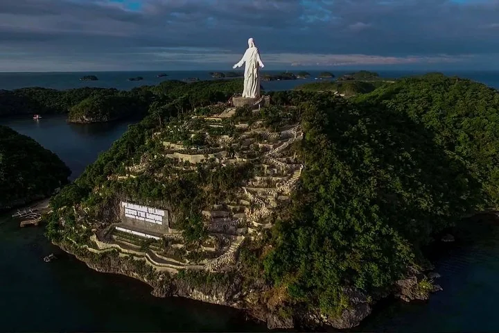 Pilgrimage Island im Nationalpark Hundred Islands mit einer großen Christusstatue