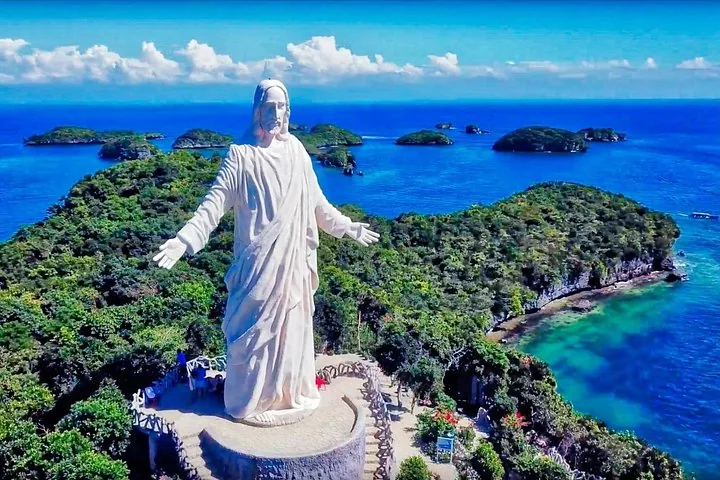 Gran estatua blanca de Jesucristo con vistas a las islas y al mar