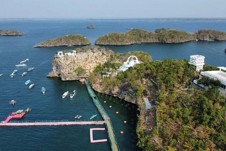 Luftaufnahme von Inseln mit Aussichtsplattformen und einem schwimmenden Ponton