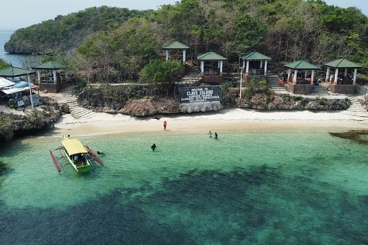 Clave Island in den Hundred Islands mit Pavillons, Strand und badenden Menschen